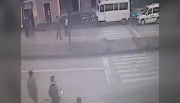 Otomobil yayaya böyle çarptı