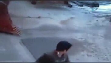 Baba ve oğlu kepçeden son anda kurtuldu