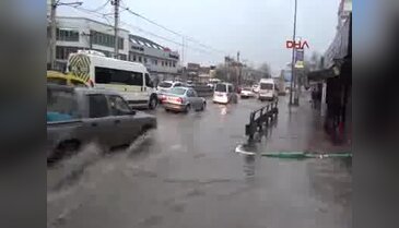 Bursa'da yollar dereye döndü