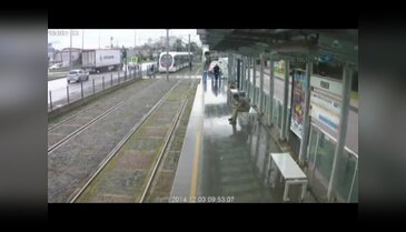 Tramvay yolundaki kazalar güvenlik kamerasında