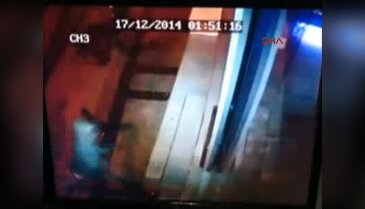 Hırsızlık yaparlarken yanlarından polis geçti...