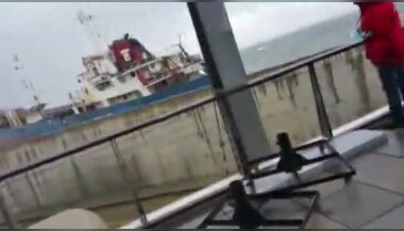 İstanbul'da gemi karaya oturdu