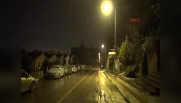 Bursa'da istinat duvarı çöktü 8 araç zarar gördü