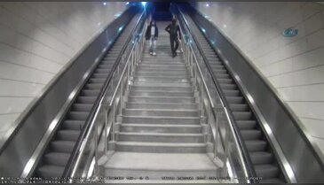 Metroya dadanan "örümcek adam" kamerada