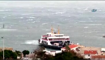 Denizin ortasında beşik gibi sallandı