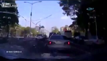İki kişiye ve araçlara çarptı devam etti