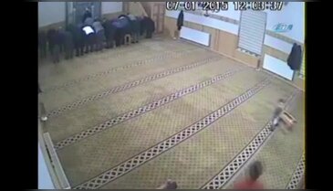 Küçük afacanın camide yaptığına bak !