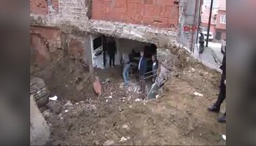 Oturma odasına kepçe girdi