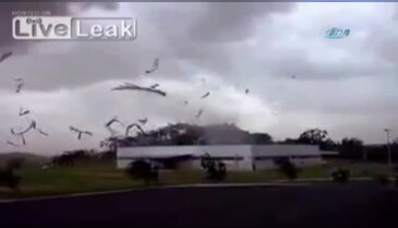 Kasırga böyle vurdu: 1 ölü, 17 yaralı