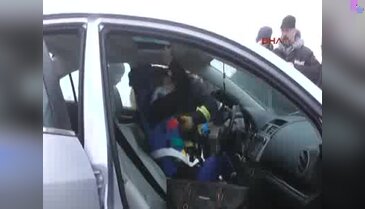 Bursa'da araçta sıkışan kadın sürücü kurtarıldı