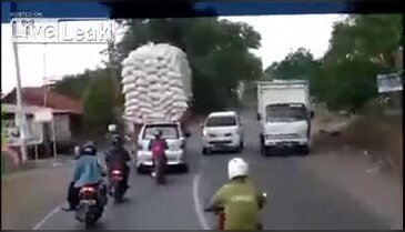 Aşırı yüklenen kamyon devrildi