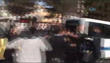 Kucağında çocukla tekme tokat kavga
