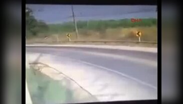 Kaza yaptı, başının üstünden otomobil geçti