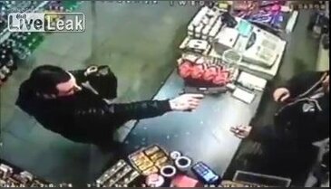 Soyguncu silahını çekti ve...