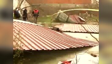 Uçmasın diye çatıya tutundu, hayatını kaybetti