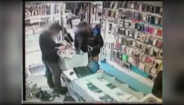 Cep telefonu çalarken kameraya yakanaldı