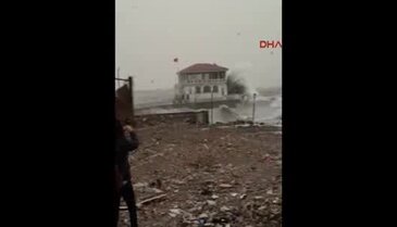 İstanbul'da lodos iskeleleri vurdu