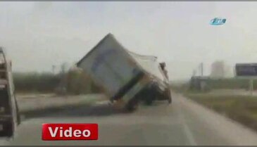 Lodos TIR'ları devirdi!