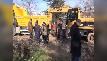 İş makinası önüne geçerek kavşak için parkın yıkılmasını durdurdular