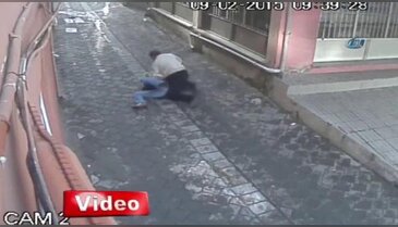 Sokak ortasında karısını bıçakladı