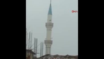 İzmir'de fırtına minareyi böyle devirdi