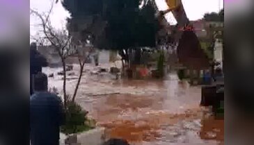 Dev dalgalar yolu parçaladı