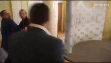 Meclis'te  yumruk yumruğa kavga!