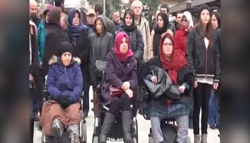 Bursa'da kadınlar ve erkekler aynı safta