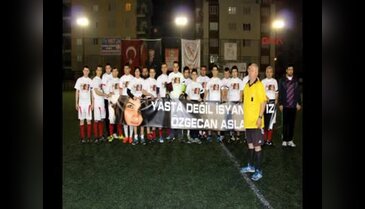 Futbolcular Özgecan'ı andı