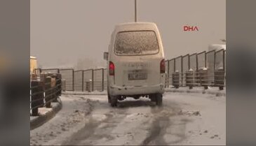 Kar trafiğin aksamasına neden oldu