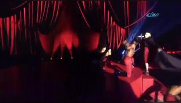 Madonna sahnede fena düştü !