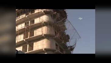 Yedi katlı inşaatta tehlikeli çalışma