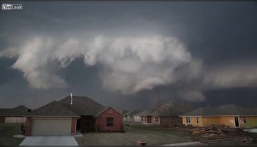 Tornado fırtınası öncesi korkutan bulutlar