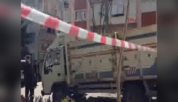 Polisi görünce eşini rehin aldı