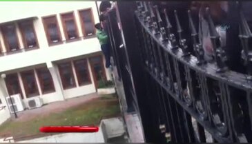 Bursa'da tarihi köprüden işte böyle atladı