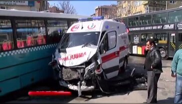 Ambulans özel halk otobüsü ile çarpıştı: 7 yaralı