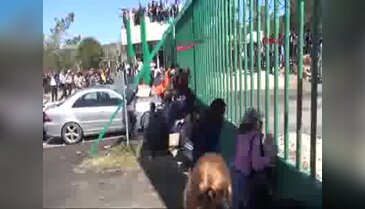 Nükleer santralin temel atma töreninde protesto sesleri