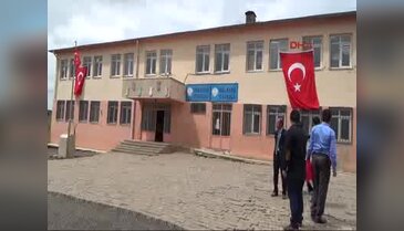 Mahalle muhtarı, okul müdürüne zımba makinesiyle saldırdı