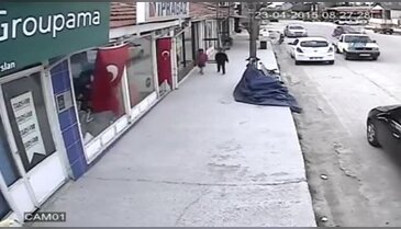 Bayrağı öpen çocuk, ilgi odağı oldu