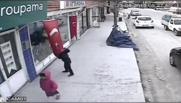 Bayrağına sahip çıkan o çocuk konuştu