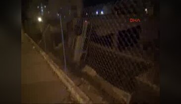 Kamyonet inşaat alanına düştü: 2 yaralı