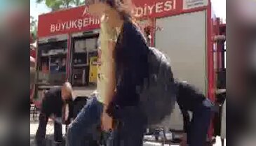 Bacağına demir saplandı, itfaiye çıkardı