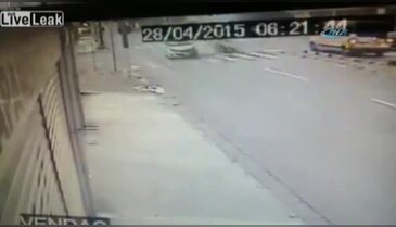 Motosiklet savruldu sürücüsü metrelerce uçtu