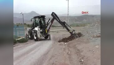 Yolu iş makinesi ile kapattırdı