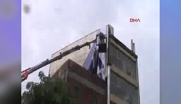 İki parti arasında afiş gerginliği