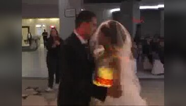 Geline düğünde damacana taktılar