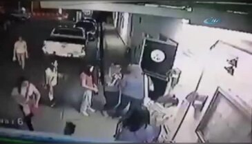 Otomobil kalabalığa böyle daldı