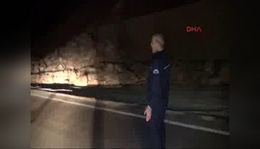 Bursa'da tonlarca toprak yola savruldu!