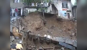 İstanbul'da korkutan toprak kayması