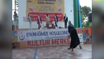 Annelerin terlik fırlatma yarışı